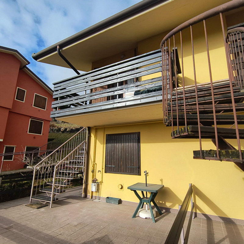 Se stai cercando un rifugio montano che combini comfort moderno e bellezze naturali, questo appar...