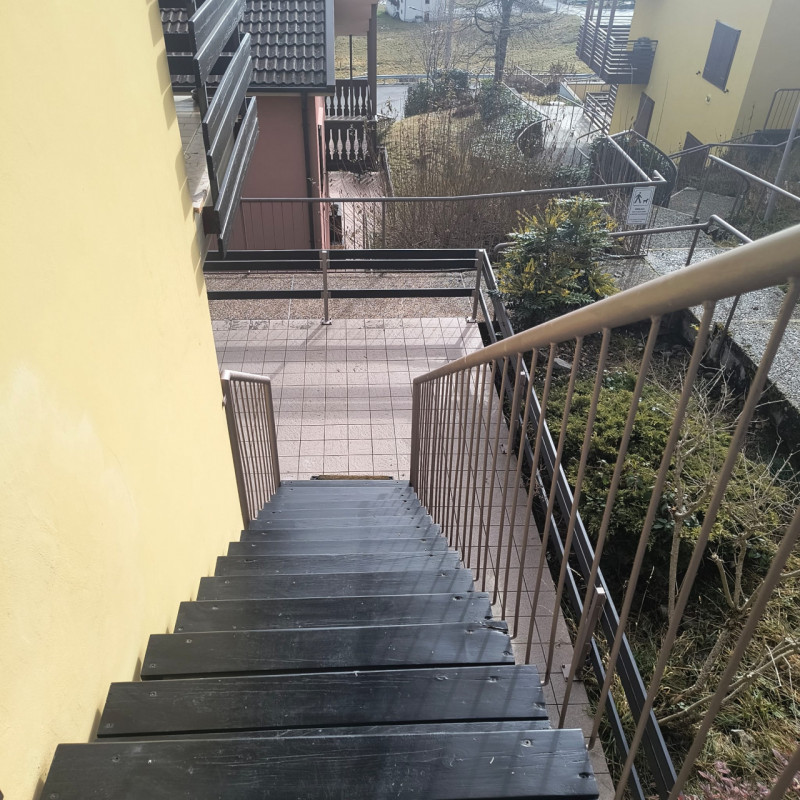 Se stai cercando un rifugio montano che combini comfort moderno e bellezze naturali, questo appar...