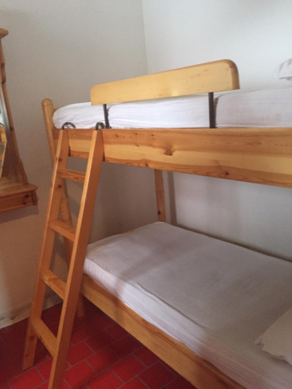 Se stai cercando un rifugio montano che combini comfort moderno e bellezze naturali, questo appar...