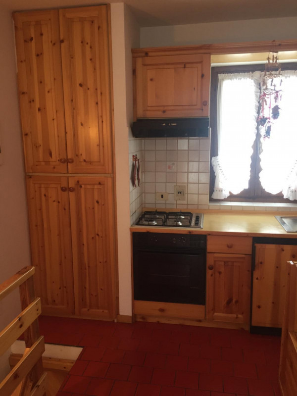 Se stai cercando un rifugio montano che combini comfort moderno e bellezze naturali, questo appar...