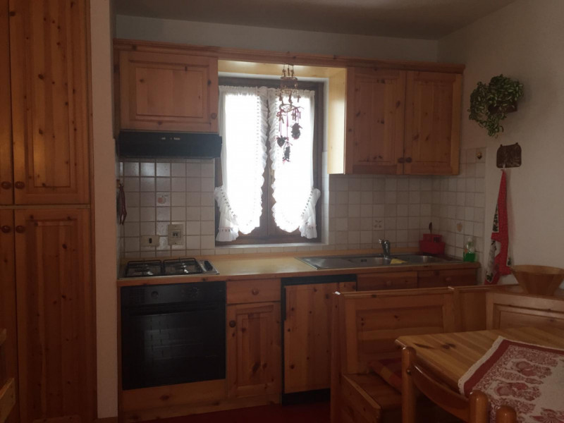 Se stai cercando un rifugio montano che combini comfort moderno e bellezze naturali, questo appar...