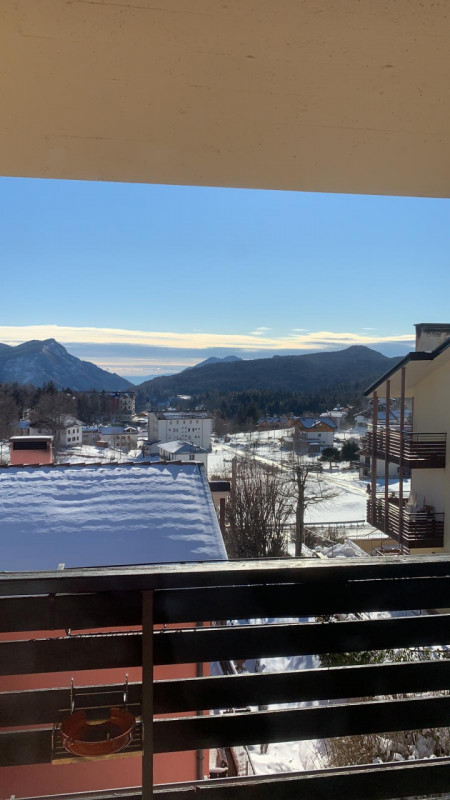 Se stai cercando un rifugio montano che combini comfort moderno e bellezze naturali, questo appar...