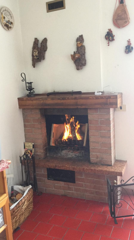 Se stai cercando un rifugio montano che combini comfort moderno e bellezze naturali, questo appar...