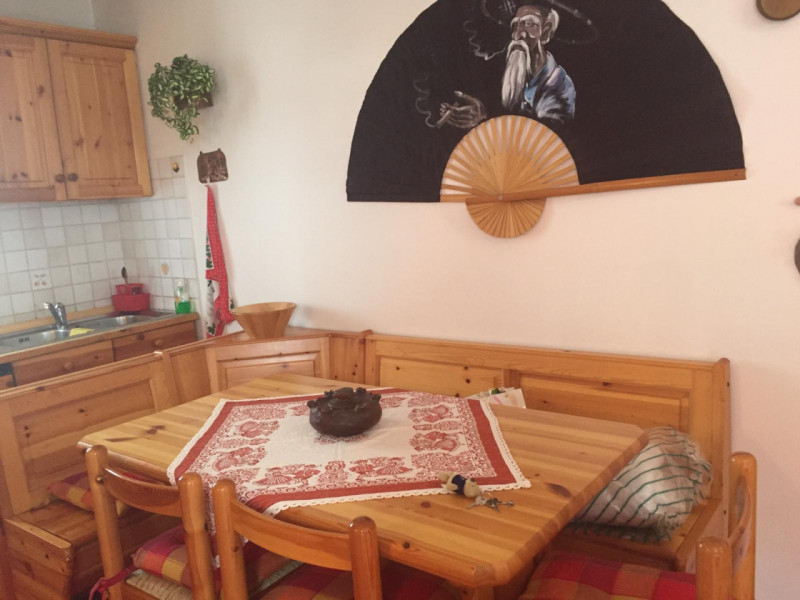 Se stai cercando un rifugio montano che combini comfort moderno e bellezze naturali, questo appar...