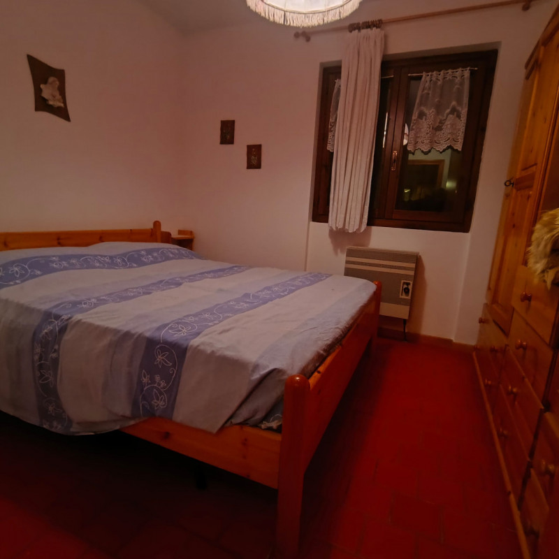 Se stai cercando un rifugio montano che combini comfort moderno e bellezze naturali, questo appar...