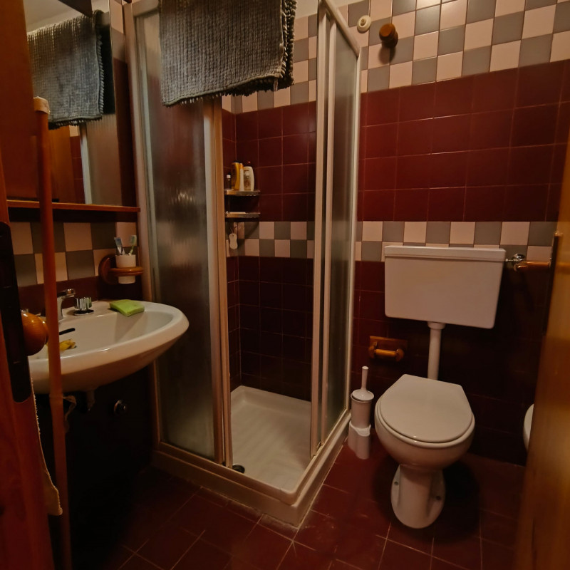 Se stai cercando un rifugio montano che combini comfort moderno e bellezze naturali, questo appar...