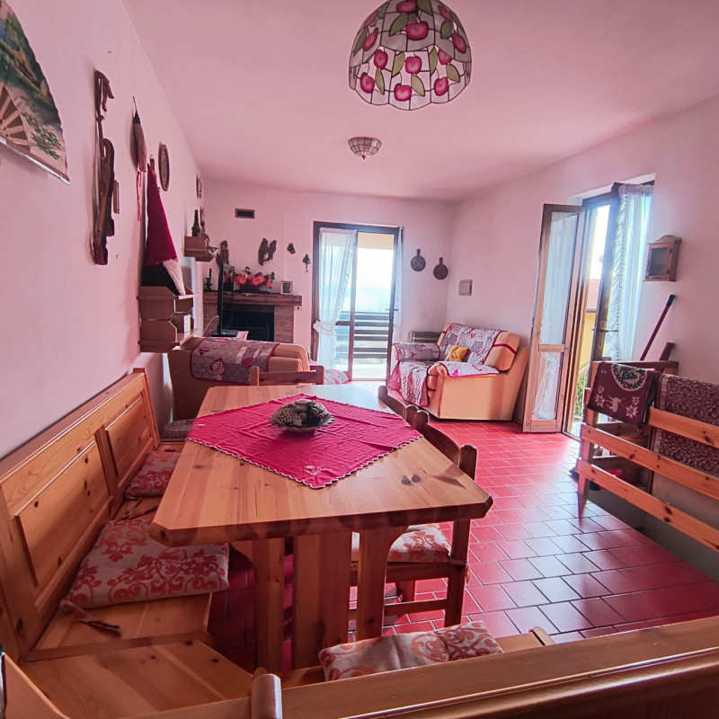 Se stai cercando un rifugio montano che combini comfort moderno e bellezze naturali, questo appar...