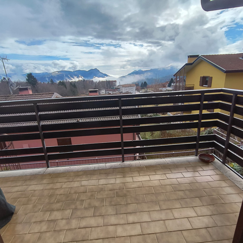 Se stai cercando un rifugio montano che combini comfort moderno e bellezze naturali, questo appar...