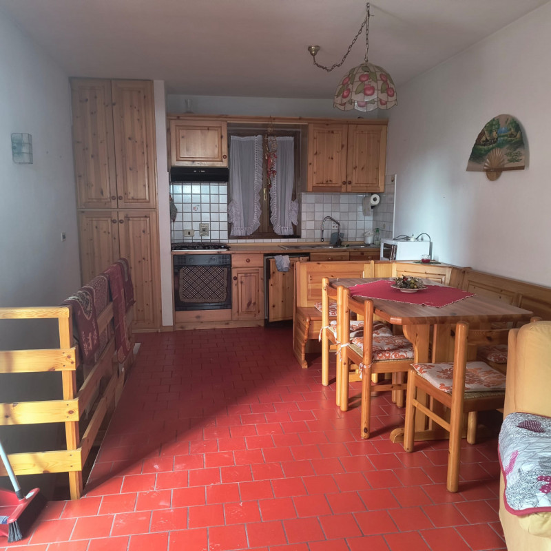 Se stai cercando un rifugio montano che combini comfort moderno e bellezze naturali, questo appar...