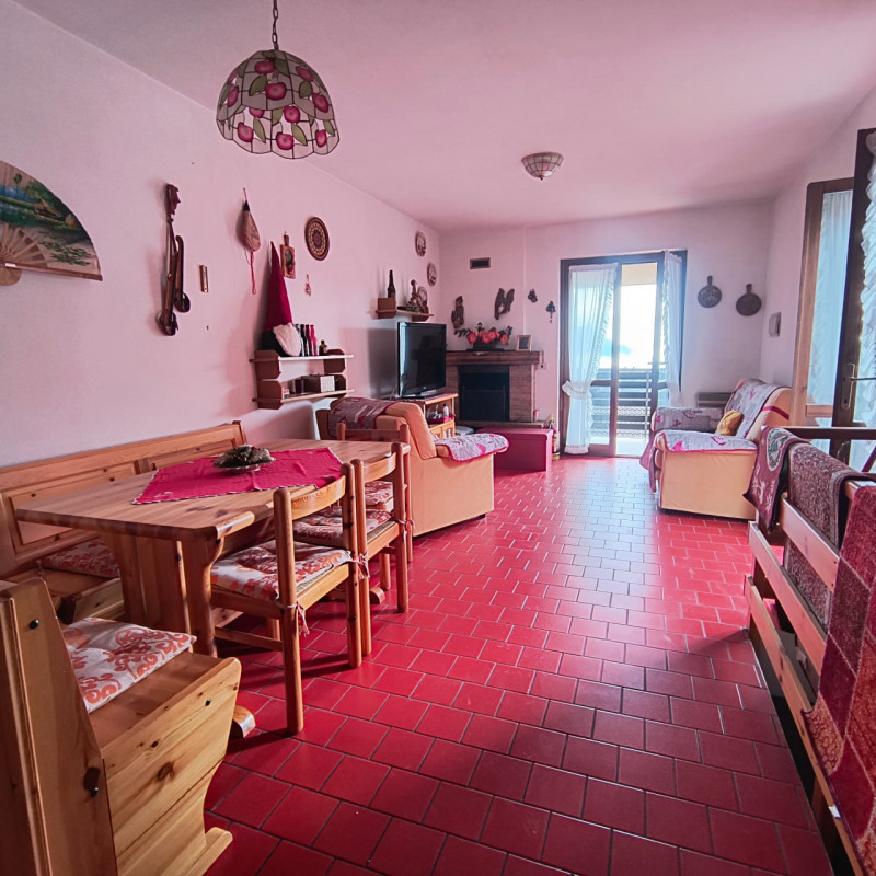 Se stai cercando un rifugio montano che combini comfort moderno e bellezze naturali, questo appar...