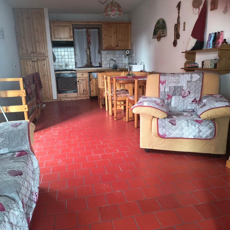 Se stai cercando un rifugio montano che combini comfort moderno e bellezze naturali, questo appar...