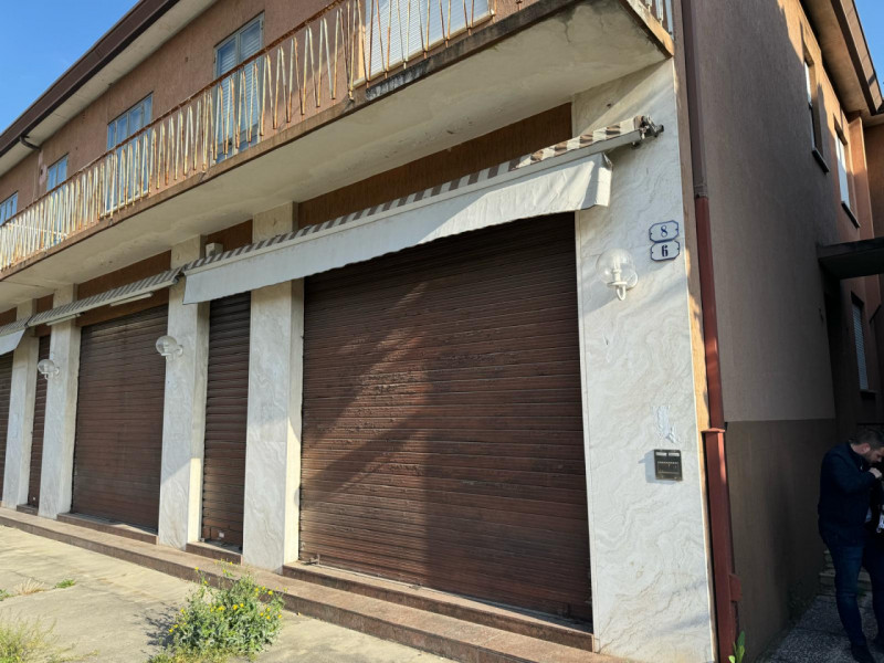 NEGOZIO A BRUSEGANA €.120.000 - rif.FC005N

In vendita un ampio negozio di 155 mq commerciali sit...