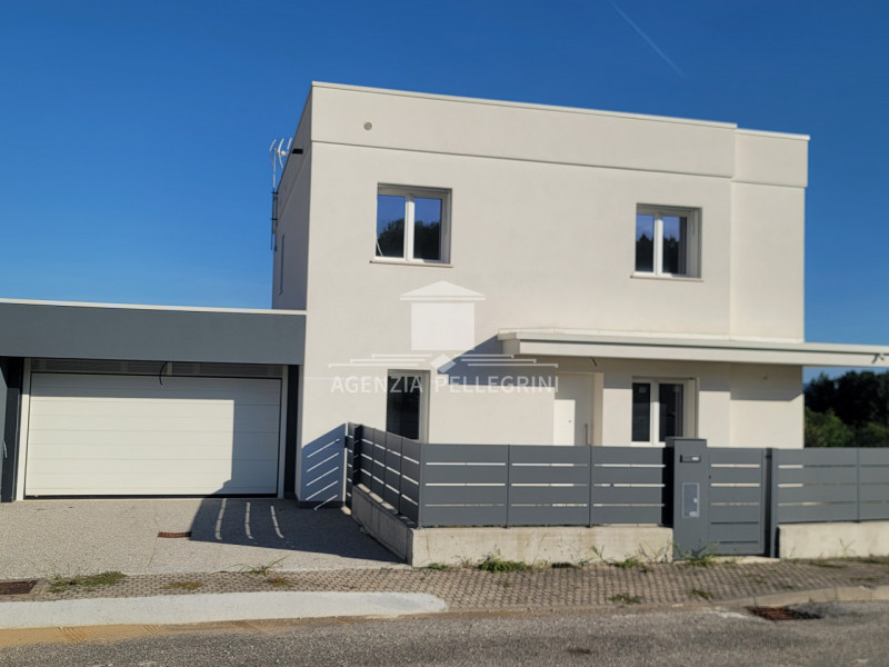 A Monteviale, collina nuova villa moderna in prima fila verso la veduta aperta della vallata. 
Sp...