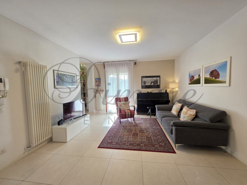 NOVENTA: APPARTAMENTO AL PIANO TERRA CON GIARDINO
In ottimo quartiere a Noventana proponiamo intr...