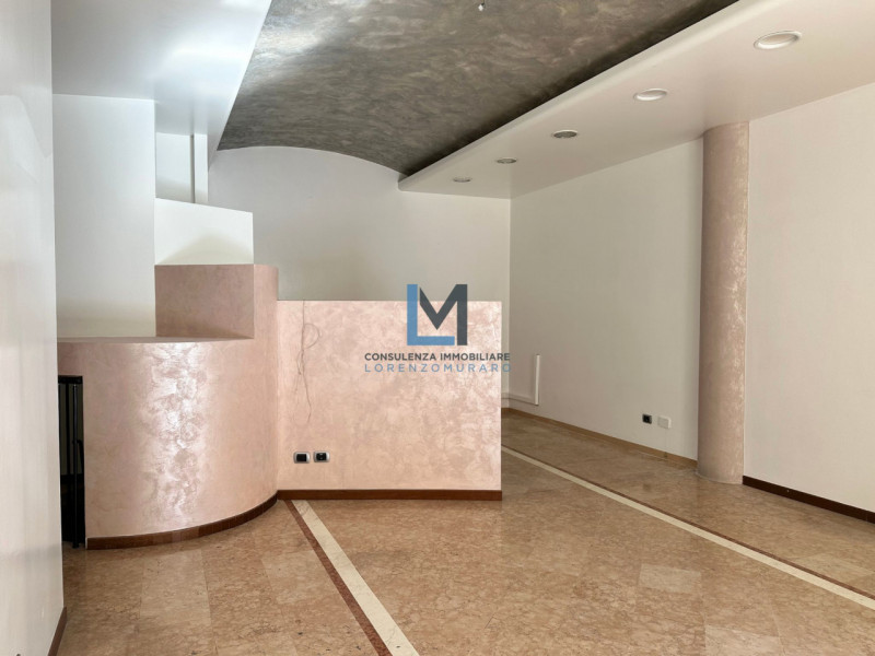 A Montebelluna in posizione centralissima, proponiamo in affitto negozio commerciale al piano ter...