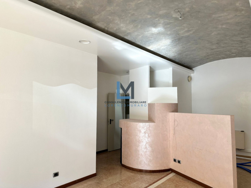 A Montebelluna in posizione centralissima, proponiamo in affitto negozio commerciale al piano ter...