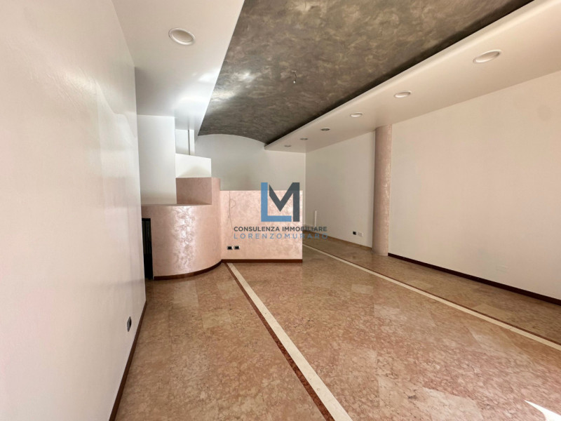 A Montebelluna in posizione centralissima, proponiamo in affitto negozio commerciale al piano ter...