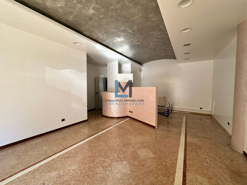 A Montebelluna in posizione centralissima, proponiamo in affitto negozio commerciale al piano ter...