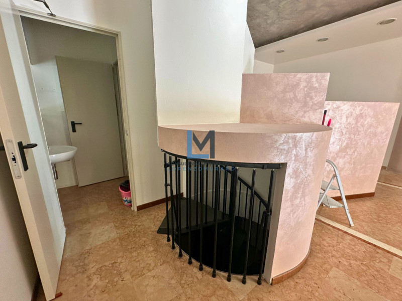 A Montebelluna in posizione centralissima, proponiamo in affitto negozio commerciale al piano ter...