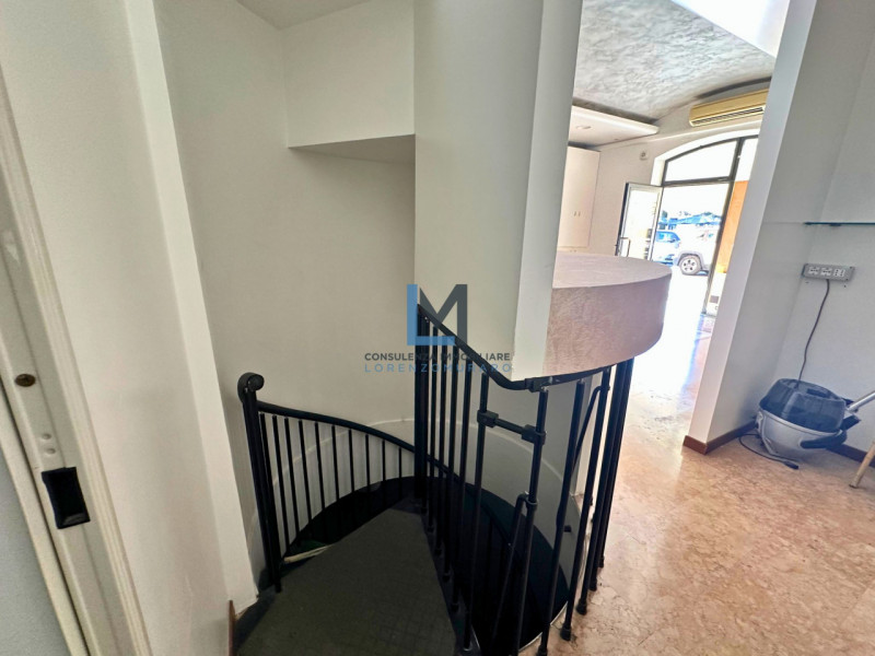 A Montebelluna in posizione centralissima, proponiamo in affitto negozio commerciale al piano ter...