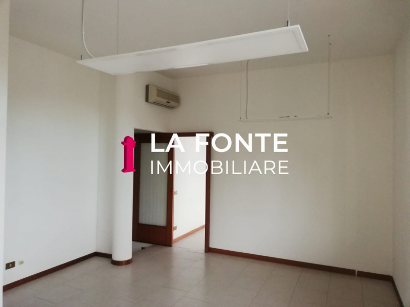 STRA - ai confini con VIGONZA - UFFICIO/NEGOZIO di 100 mq netti (50+50), altezza 3,20 mt., suddiv...