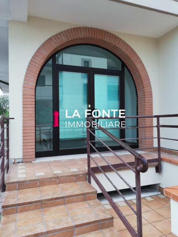 STRA - ai confini con VIGONZA - UFFICIO/NEGOZIO di 100 mq netti (50+50), altezza 3,20 mt., suddiv...