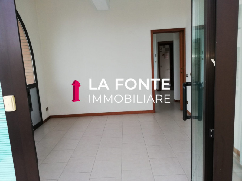 STRA - ai confini con VIGONZA - UFFICIO/NEGOZIO di 100 mq netti (50+50), altezza 3,20 mt., suddiv...