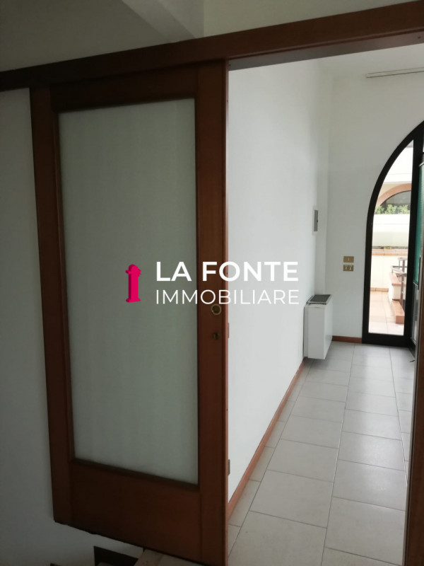 STRA - ai confini con VIGONZA - UFFICIO/NEGOZIO di 100 mq netti (50+50), altezza 3,20 mt., suddiv...