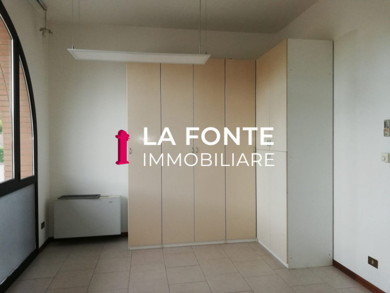 STRA - ai confini con VIGONZA - UFFICIO/NEGOZIO di 100 mq netti, altezza 3,20 mt., suddiviso sapi...