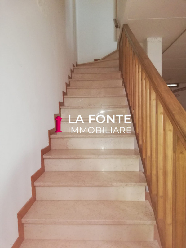 STRA - ai confini con VIGONZA - UFFICIO/NEGOZIO di 100 mq netti, altezza 3,20 mt., suddiviso sapi...