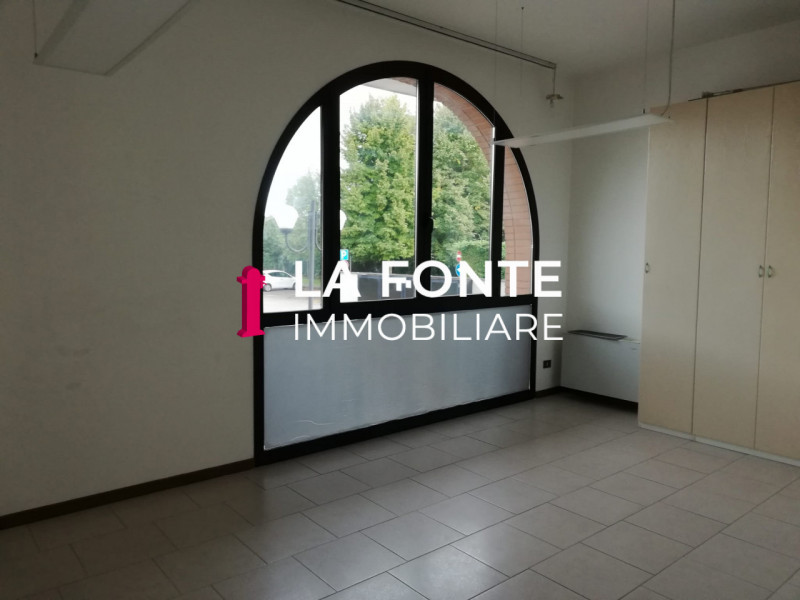 STRA - ai confini con VIGONZA - UFFICIO/NEGOZIO di 100 mq netti (50+50), altezza 3,20 mt., suddiv...