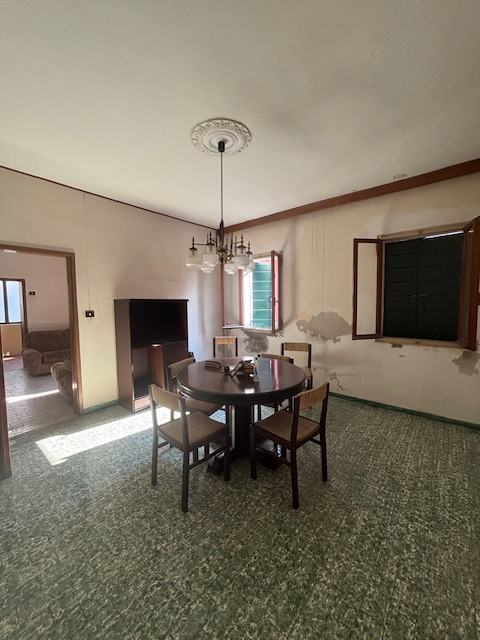 Limena: casa accostata completamente da ristrutturare sviluppata su più livelli ( piano primo zon...