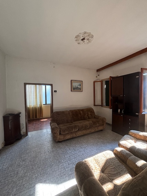 Limena: casa accostata completamente da ristrutturare sviluppata su più livelli ( piano primo zon...