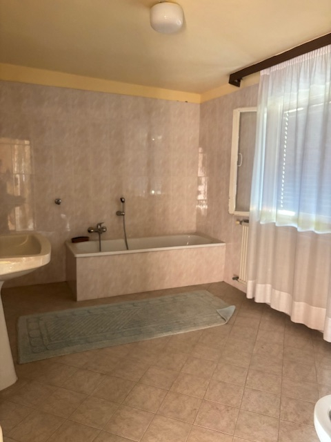 Limena: casa accostata completamente da ristrutturare sviluppata su più livelli ( piano primo zon...