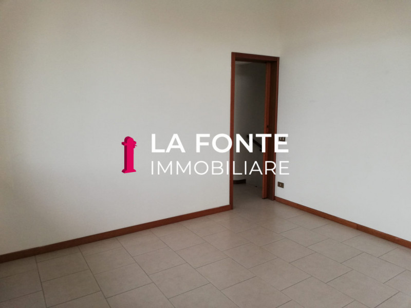 STRA - ai confini con VIGONZA - NEGOZIO/UFFICIO di 100 mq netti (50+50), altezza 3,20 mt., suddiv...