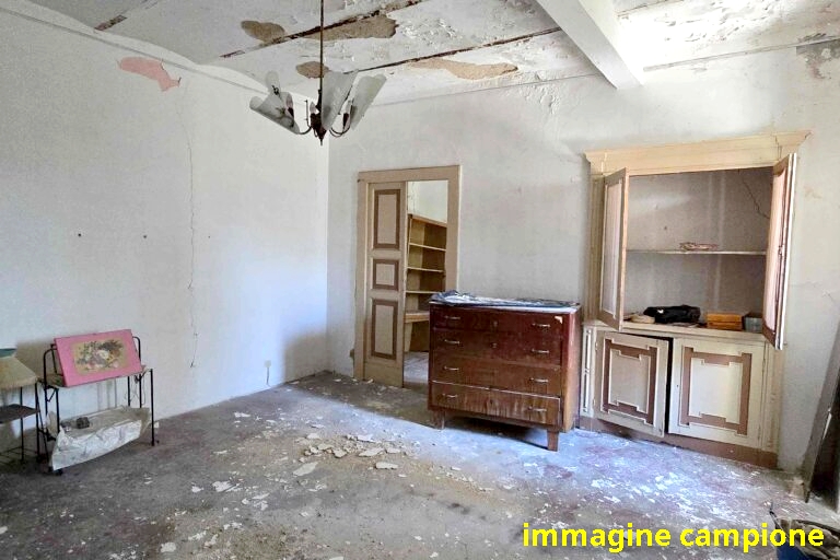 Nel cuore del centro storico di Montecchio Maggiore, proponiamo in vendita un'intera proprietà te...