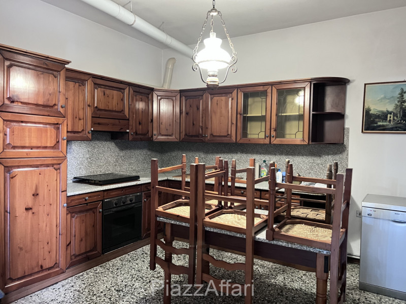 Piove di Sacco, frazione Arzerello, proponiamo in vendita abitazione di ampie dimensioni su due p...