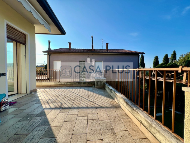 BIFAMILIARE A BASSANO DEL GRAPPA – DUE UNITA’ ABITATIVE COMPLETAMENTE AUTONOME, GIARDINO, TERRAZZ...