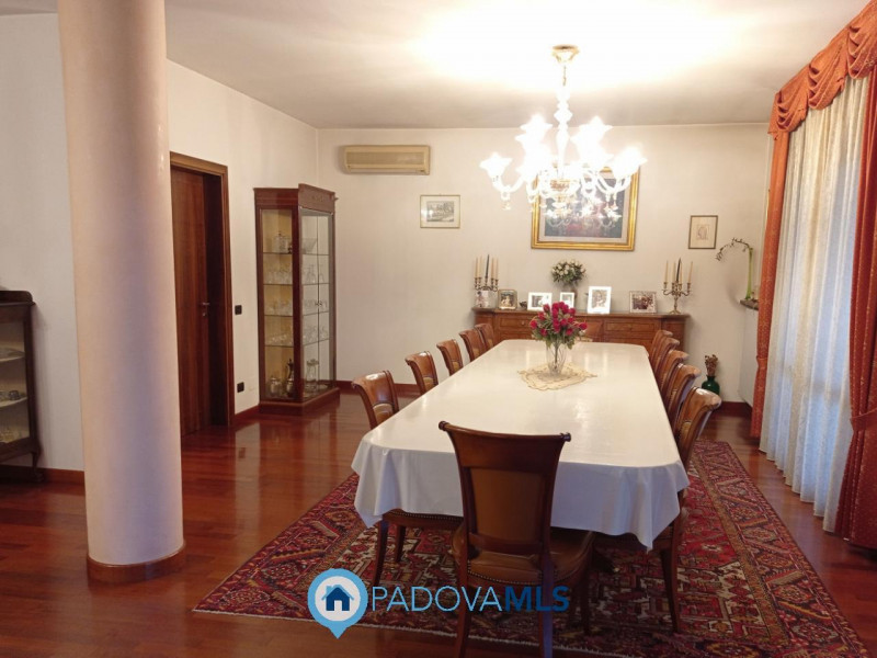 Immobile in esclusiva al Gruppo Padova MLS
PRESTIGIOSA VILLA SINGOLA CON PISCINA INTERNA E AREA F...
