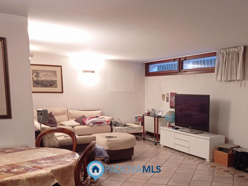 Immobile in esclusiva al Gruppo Padova MLS
PRESTIGIOSA VILLA SINGOLA CON PISCINA INTERNA E AREA F...