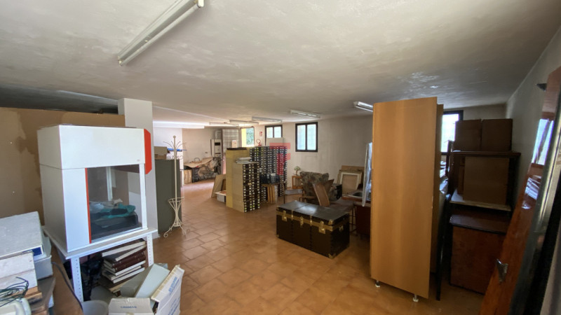 Cadoneghe Centro – Magazzino al piano terra con doppio accesso

In posizione centrale, a pochi pa...