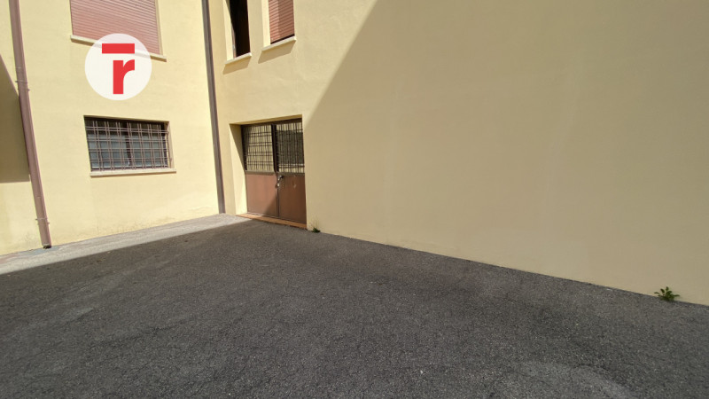 Cadoneghe Centro – Magazzino al piano terra con doppio accesso

In posizione centrale, a pochi pa...