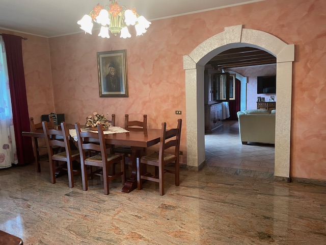 Oggi vi proponiamo una porzione di bifamiliare che attirerà sicuramente la vostra attenzione situ...