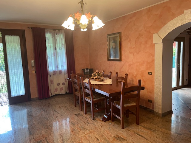 Oggi vi proponiamo una porzione di bifamiliare che attirerà sicuramente la vostra attenzione situ...