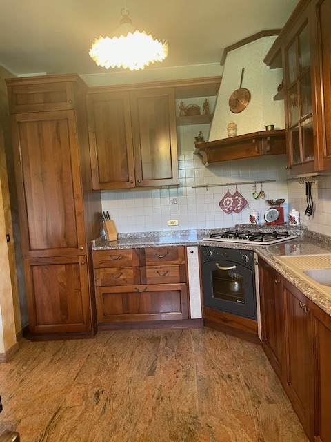 Oggi vi proponiamo una porzione di bifamiliare che attirerà sicuramente la vostra attenzione situ...