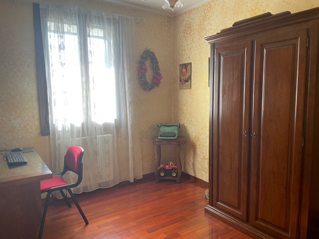 Oggi vi proponiamo una porzione di bifamiliare che attirerà sicuramente la vostra attenzione situ...