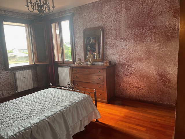 Oggi vi proponiamo una porzione di bifamiliare che attirerà sicuramente la vostra attenzione situ...