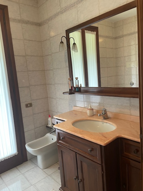 Oggi vi proponiamo una porzione di bifamiliare che attirerà sicuramente la vostra attenzione situ...