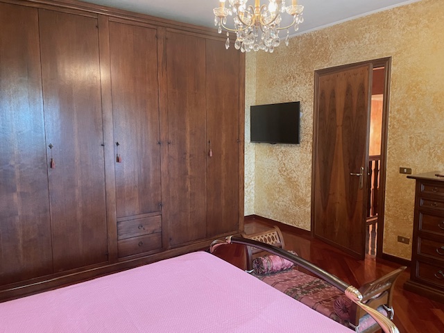 Oggi vi proponiamo una porzione di bifamiliare che attirerà sicuramente la vostra attenzione situ...