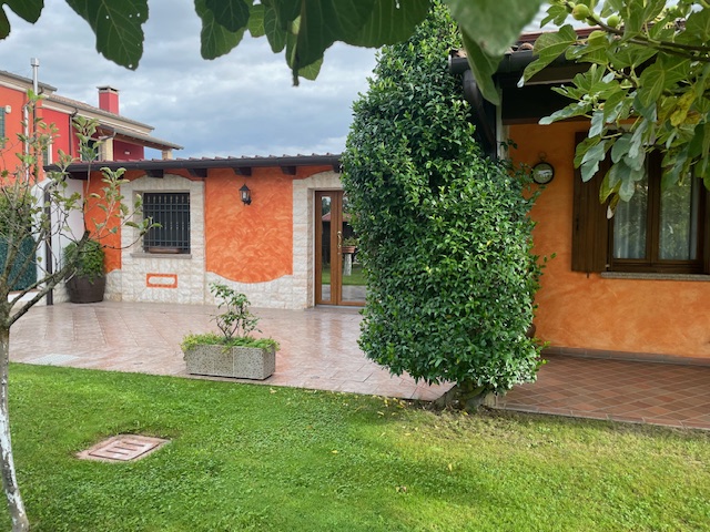 Oggi vi proponiamo una porzione di bifamiliare che attirerà sicuramente la vostra attenzione situ...